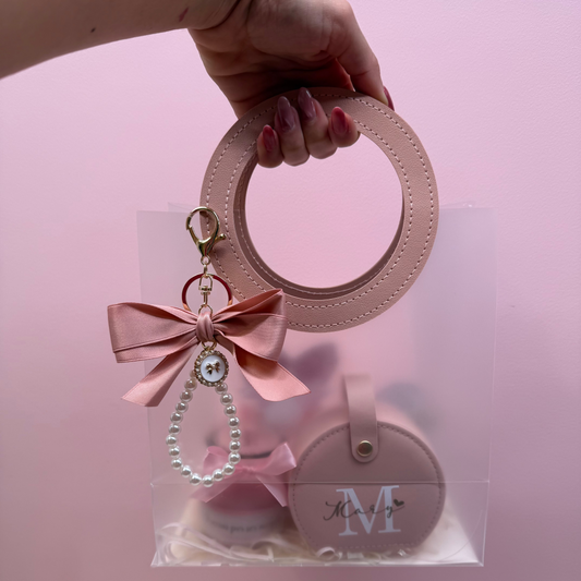 Bolsa de regalo rosa, con llavero de moño y perlas