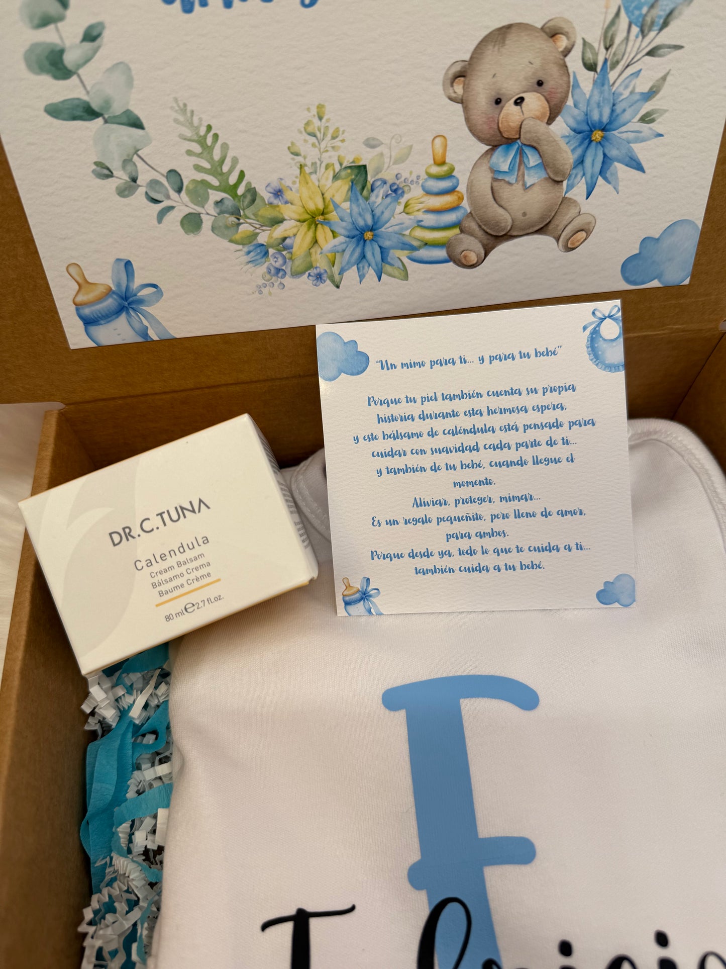 Caja de regalo con body de bebe personalizado con nombre Fabricio y balsamo de calendula Dr C Tuna Farmasi