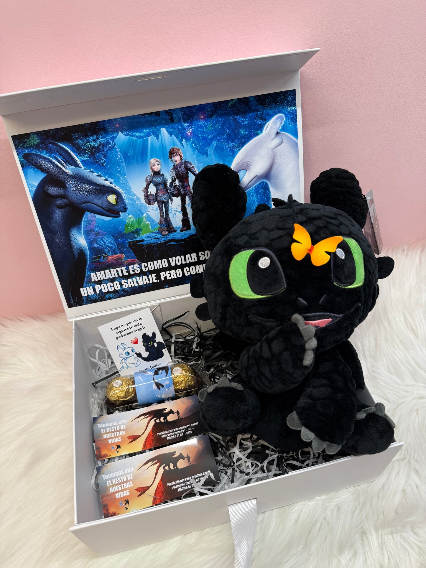 Caja personalizada de como entrenar a tu dragon con peluche de chimuelo, desdentado, dedicatoria y chocolates.