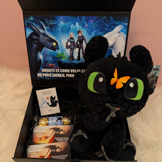 caja negra personalizada con peluche de desdentado, chimuelo de como entrenar a tu dragon.
