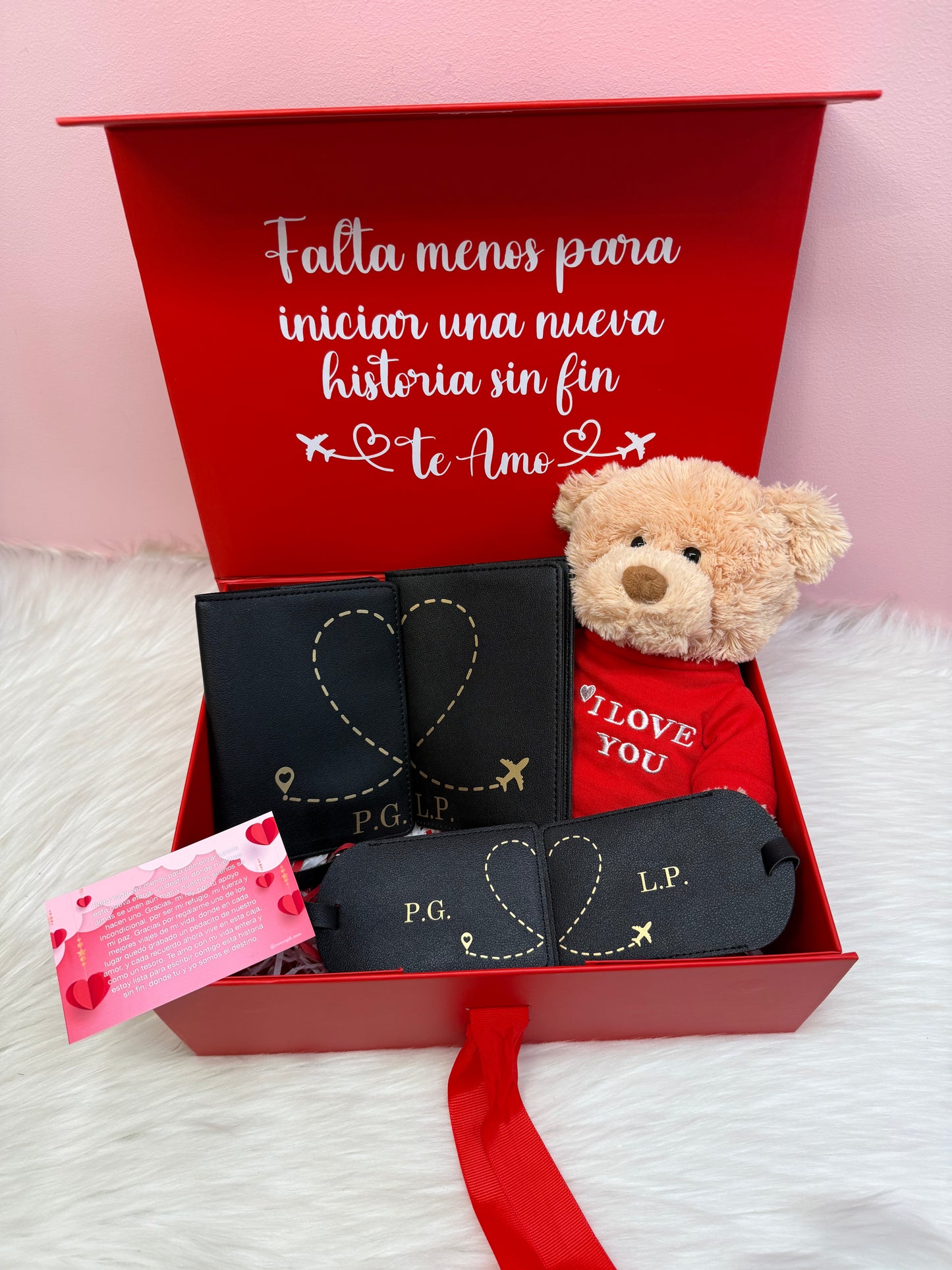 Caja personalizada para parejas viajeras, con portapasaporte y tag de maleta personalizados y oso de peluche y dedicatoria