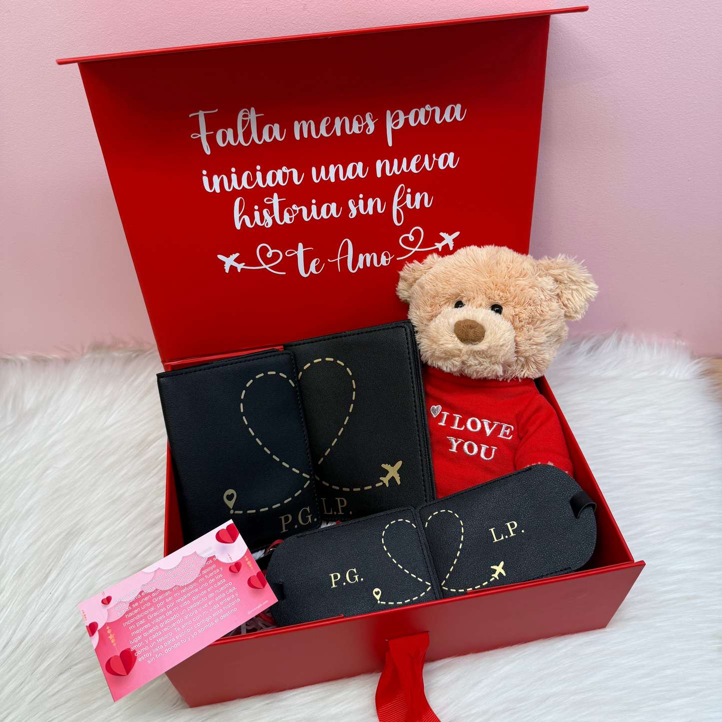 Caja personalizada para parejas viajeras, con portapasaporte y tag de maleta personalizados y oso de peluche