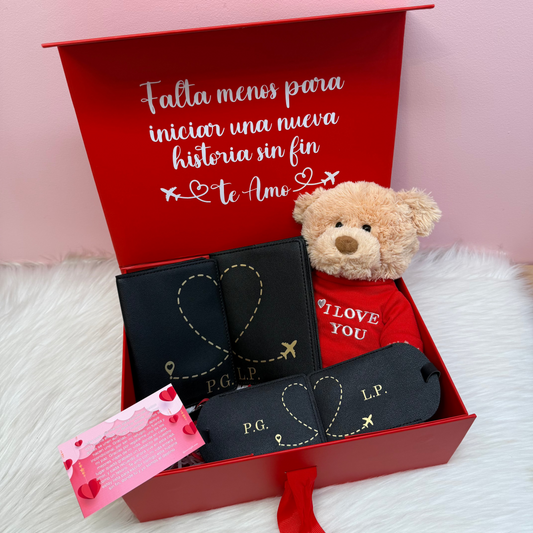 Caja personalizada para parejas viajeras, con portapasaporte y tag de maleta personalizados y oso de peluche