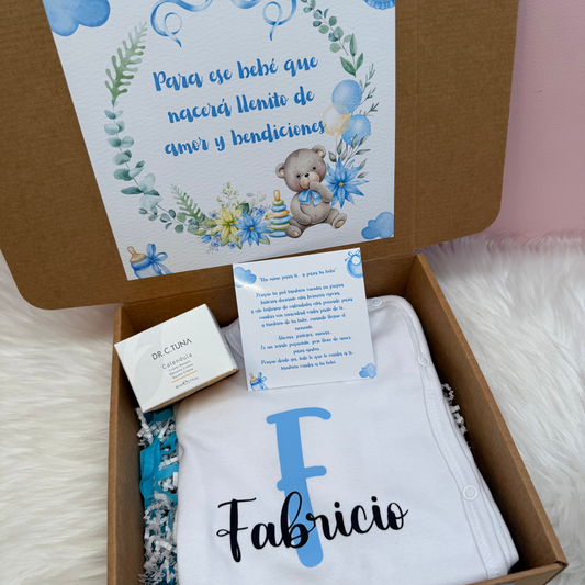 Caja de regalo con body de bebe personalizado con nombre Fabricio y balsamo de calendula.