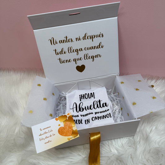 Caja y body de bebé personalizado para anunciar la llegada de un nuevo bebe
