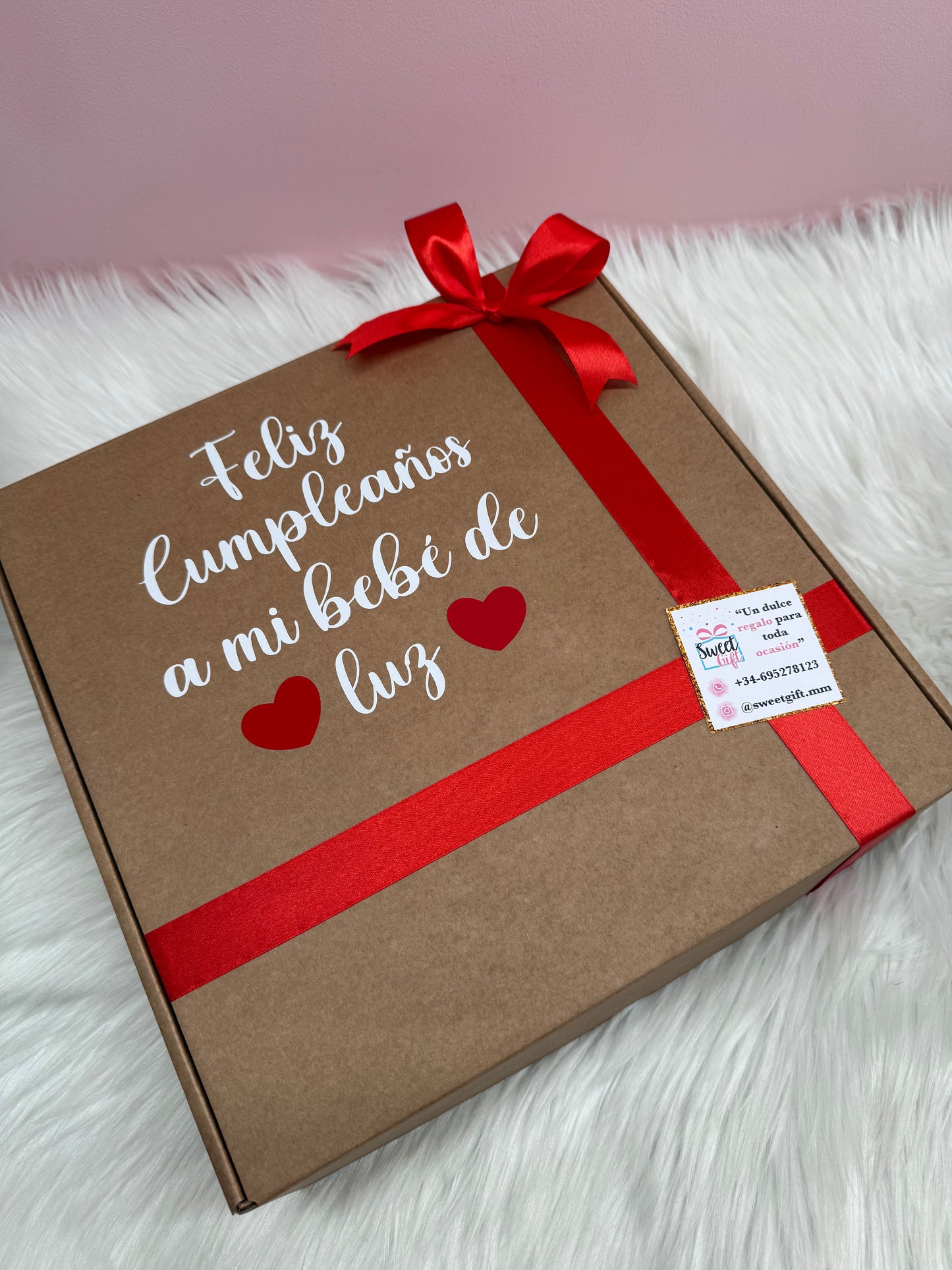 Caja personalizada de cumpleaños con cinta roja