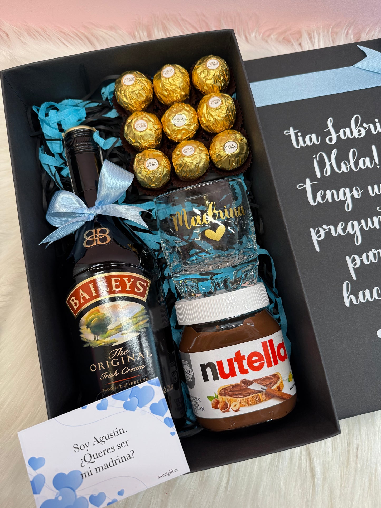 Caja personalizada azul con ferrero, vaso, nutella, baileys y dedicatoria, quieres ser mi madrina?