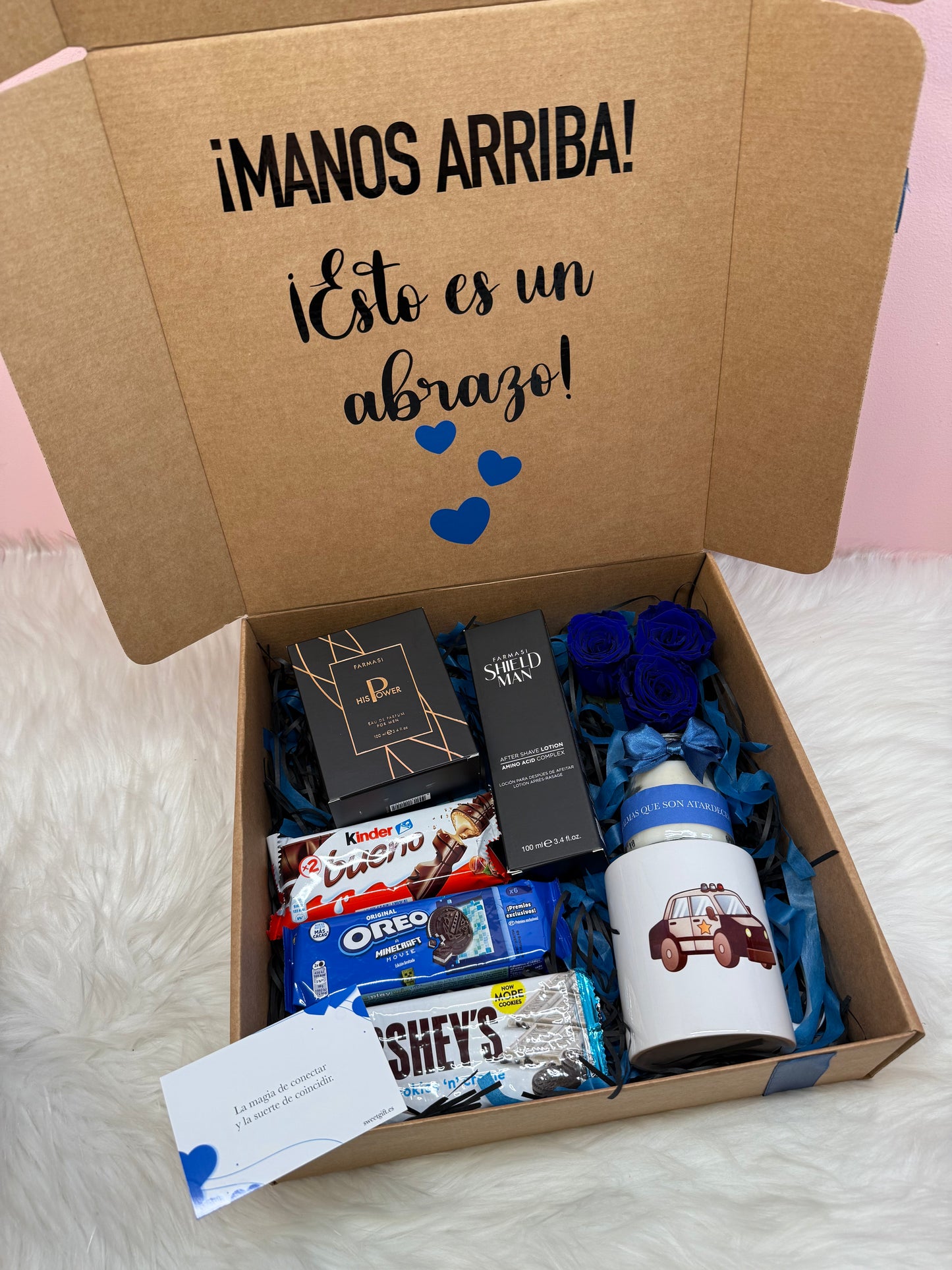Caja de regalo personalizada para hombre, con perfume, locion after shave, chocolates, vela, taza y rosas azules preservadas.