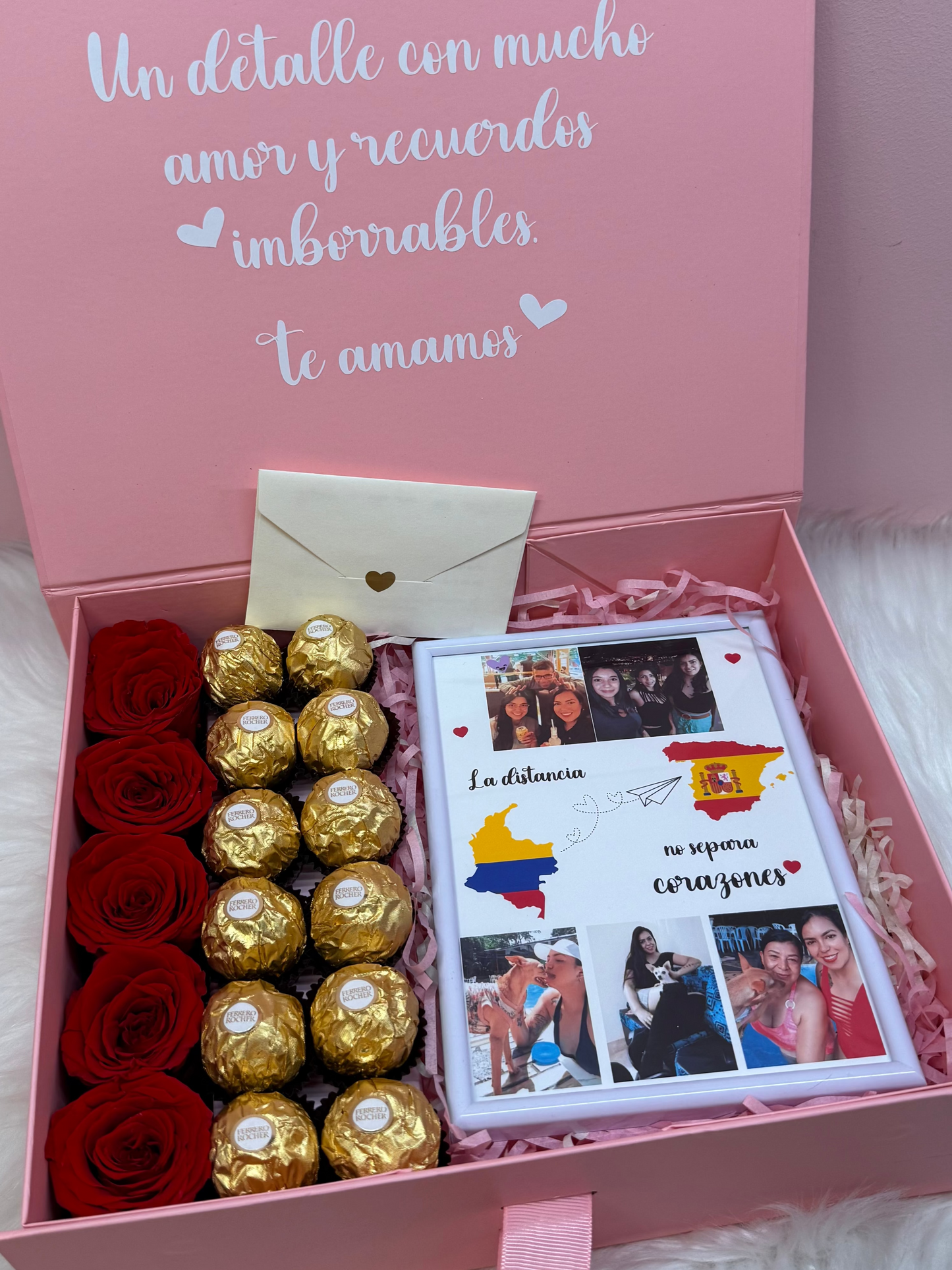 Caja magnetica rosa personalizada con rosas rojas preservadas, chocolates ferrero rocher, cuadro personalizado.