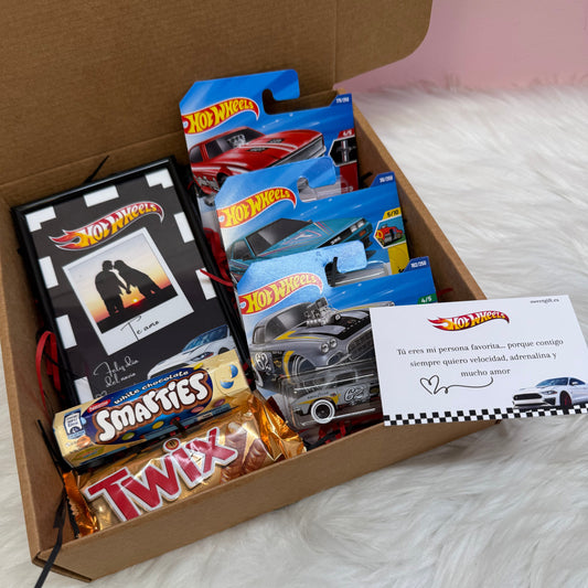 Regalo original con 3 coches Hot Wheels, cuadro personalizado, chocolates y tarjeta romántica Sweet Gift