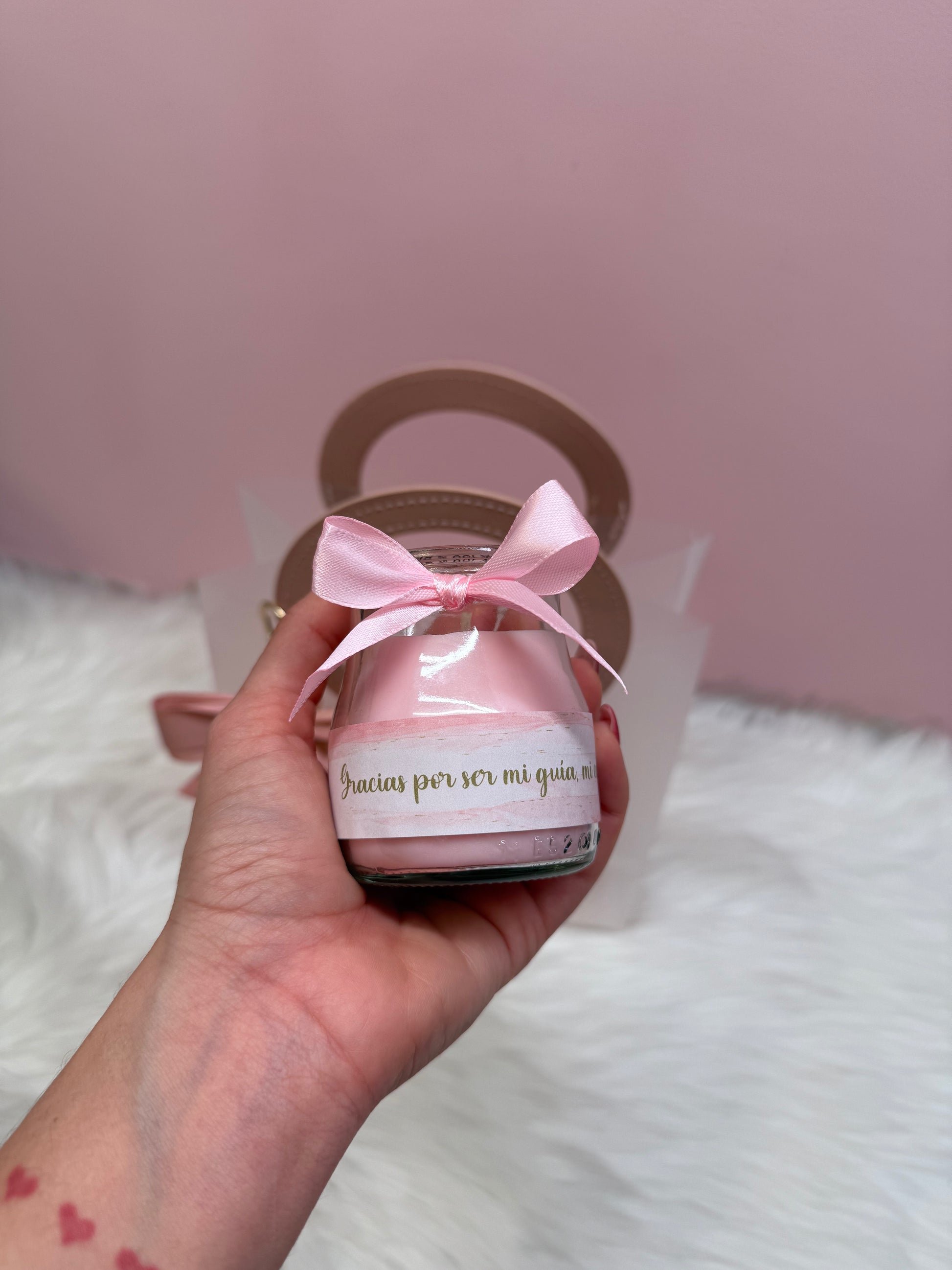 Vela aromatica rosa con olor a fresas con crema y personalizada