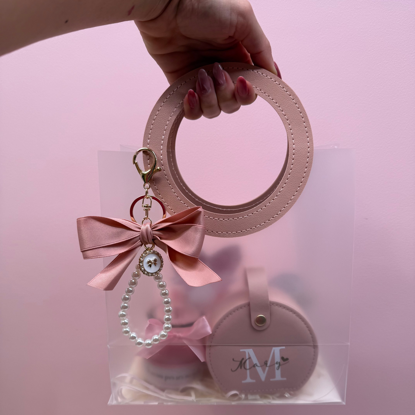 Bolsa de regalo rosa, con llavero de moño y perlas