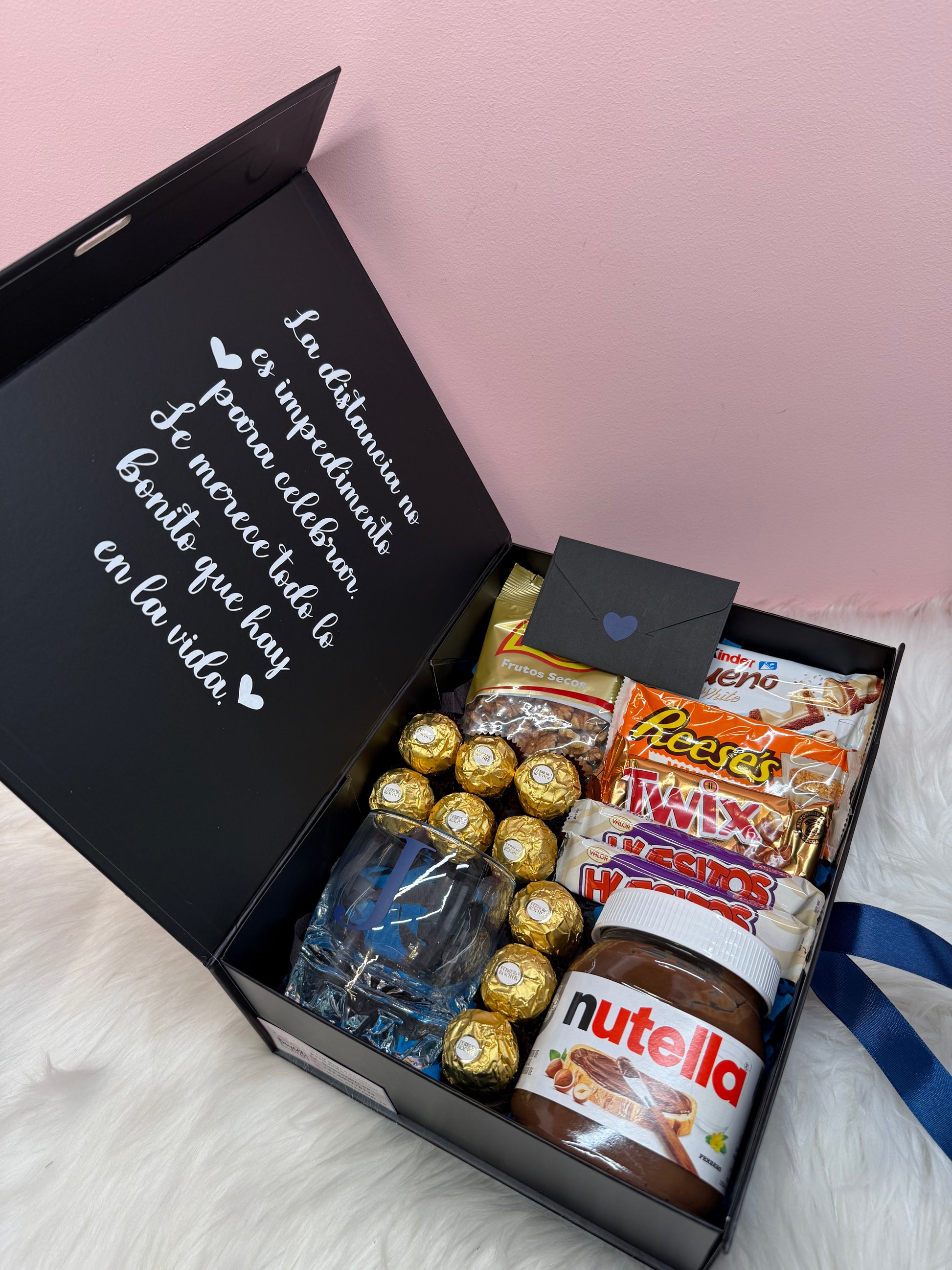 Caja personalizada con chocolates, vaso y nutella