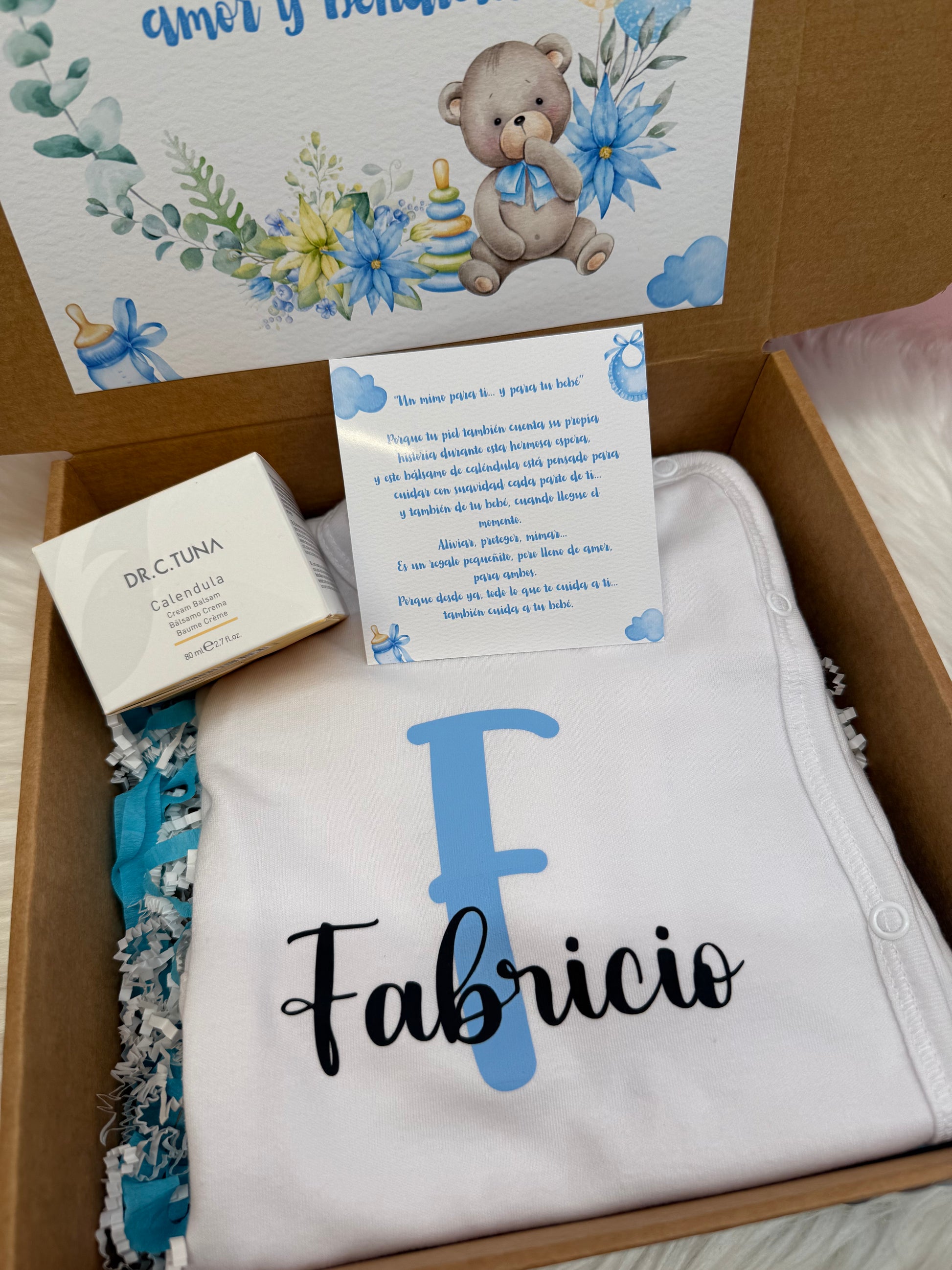 Caja de regalo con body de bebe personalizado con nombre Fabricio y balsamo de calendula farmasi, doctor tuna