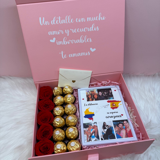 Caja regalo personalizada con rosas preservadas, chocolates Ferrero y marco de fotos.