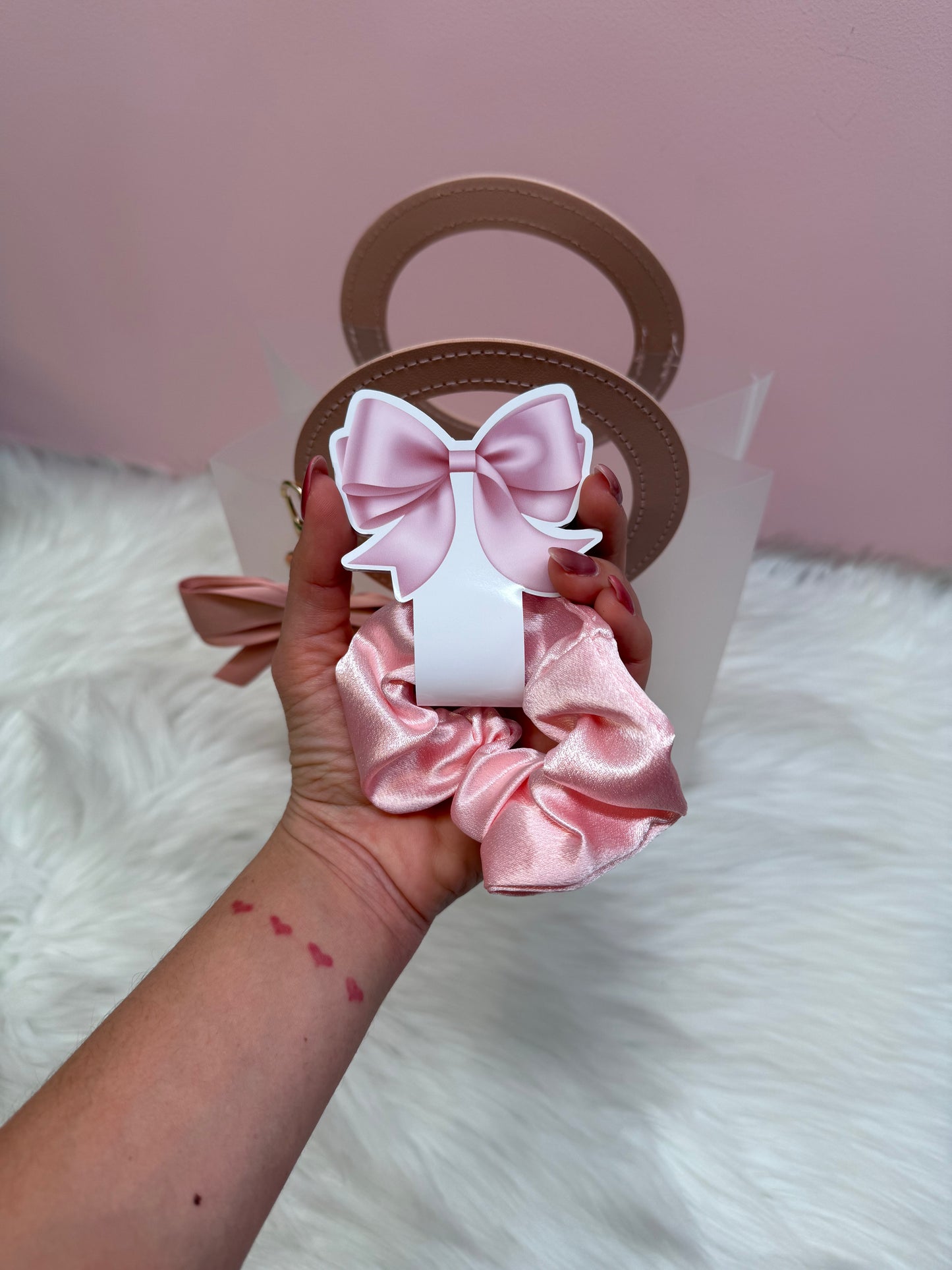 Scrunchie de saten en color rosa personalizado con lazo