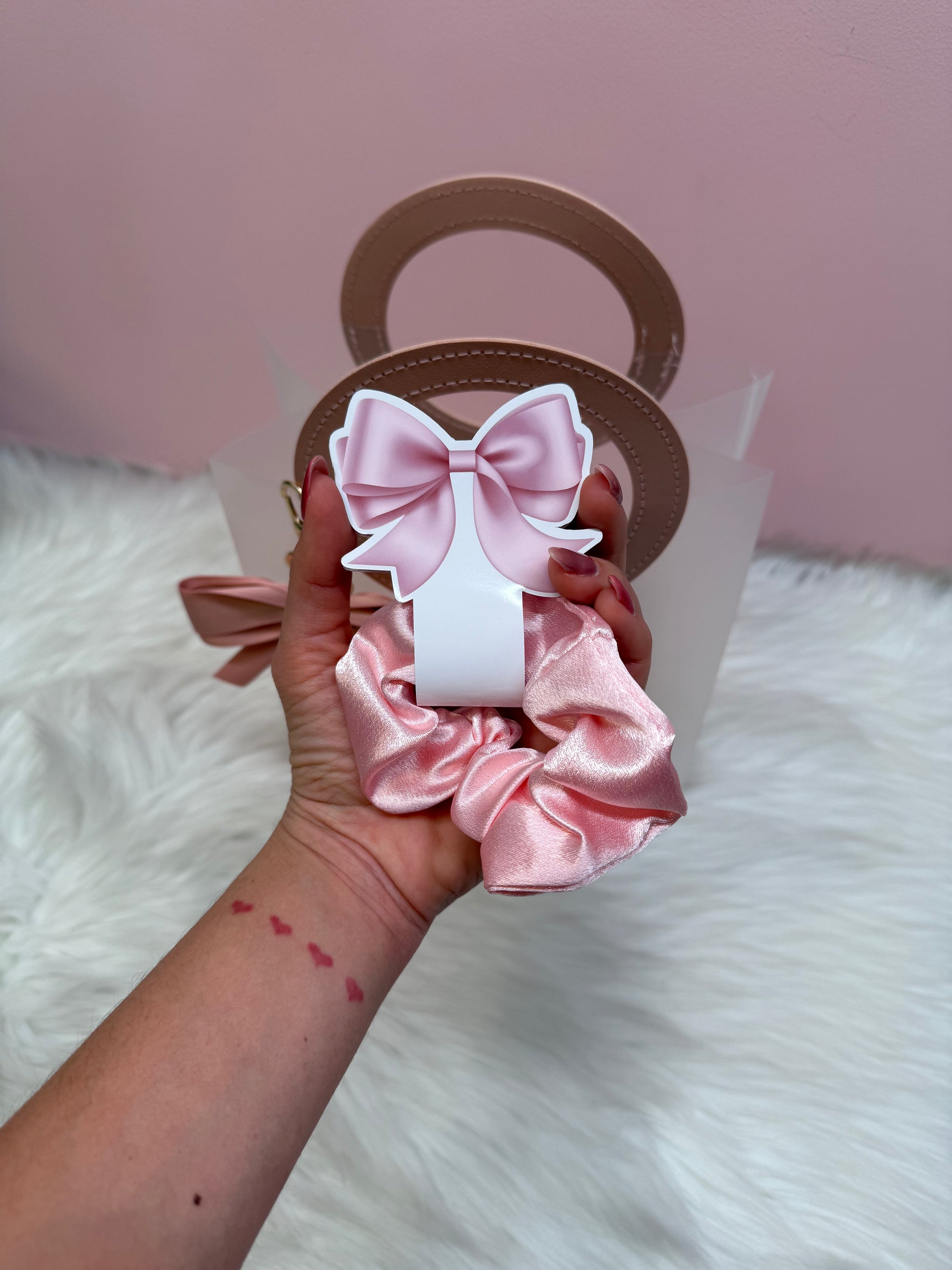 Scrunchie de saten en color rosa personalizado con lazo