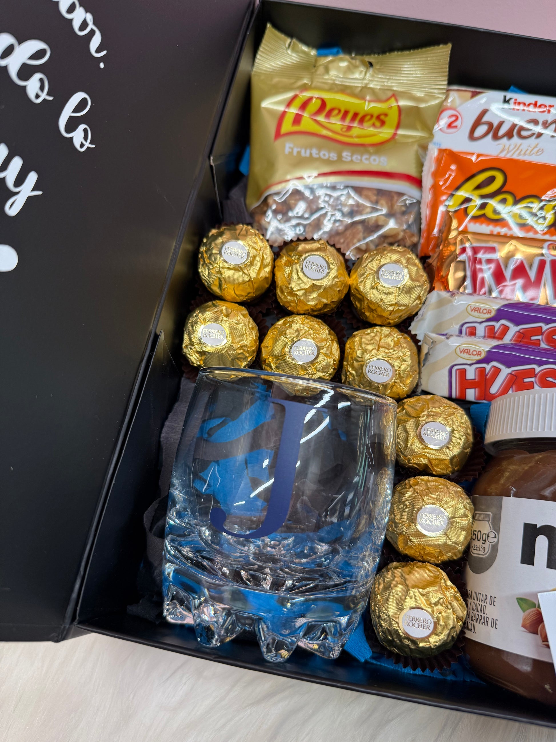 Vaso personalizado con vinilo adhesivo y su inicial