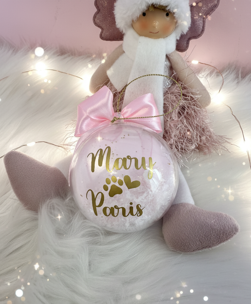 Bola de Navidad personalizada con nombre y huella dorada, lazo rosa y relleno decorativo