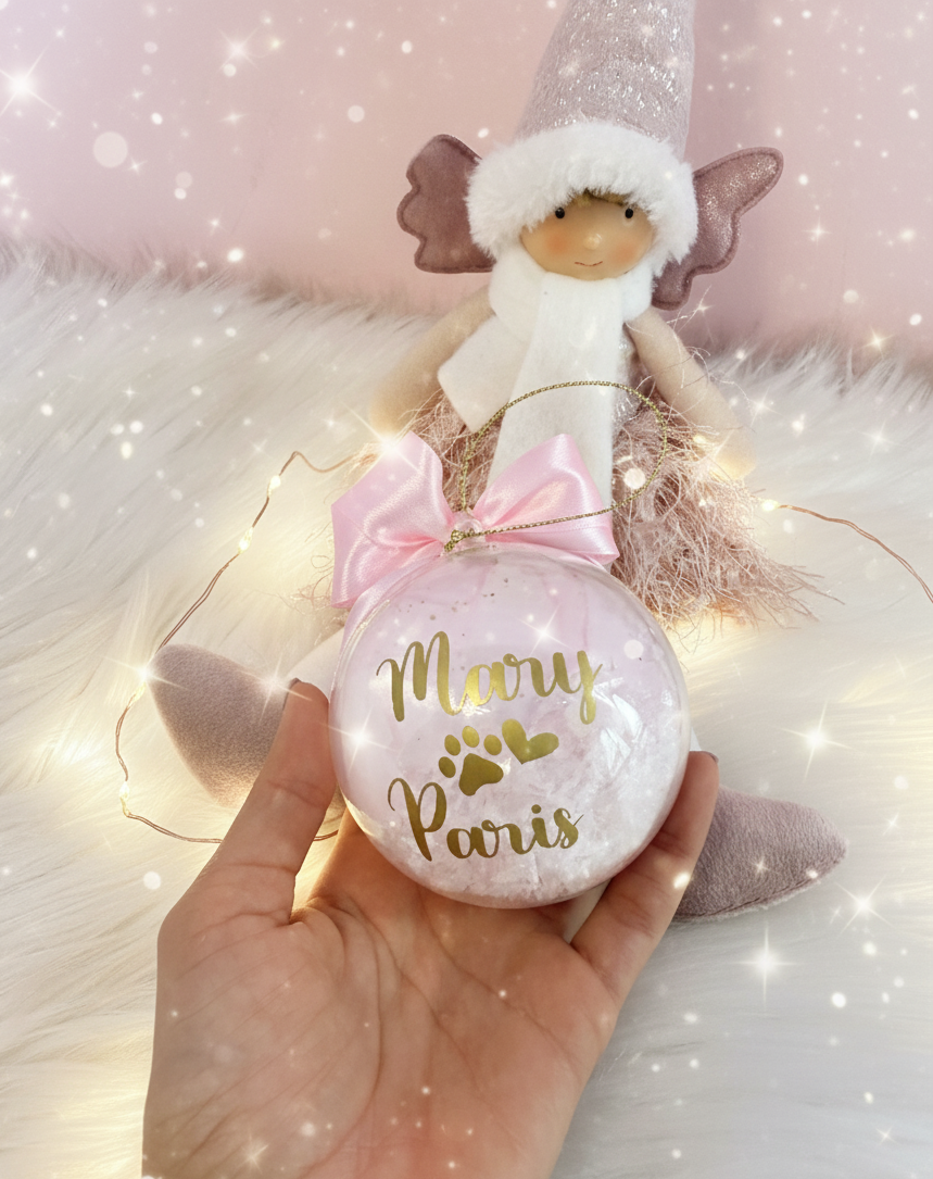 Bola de Navidad personalizada con nombre y huella dorada, lazo rosa y relleno decorativo, hecha a mano por Sweet Gift