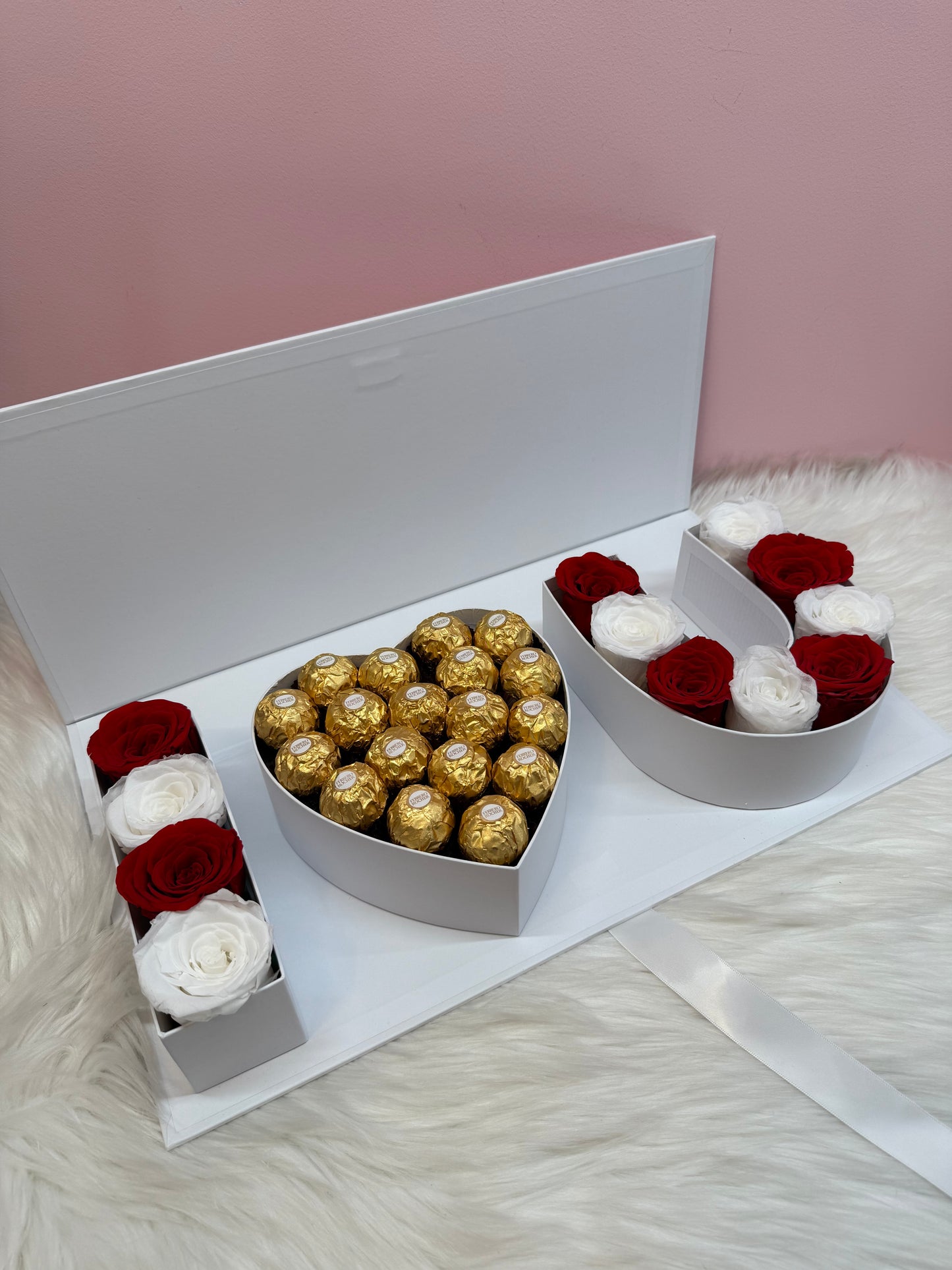 Caja cofre con corazon i love u y rosas rojas y blancas preservadas
