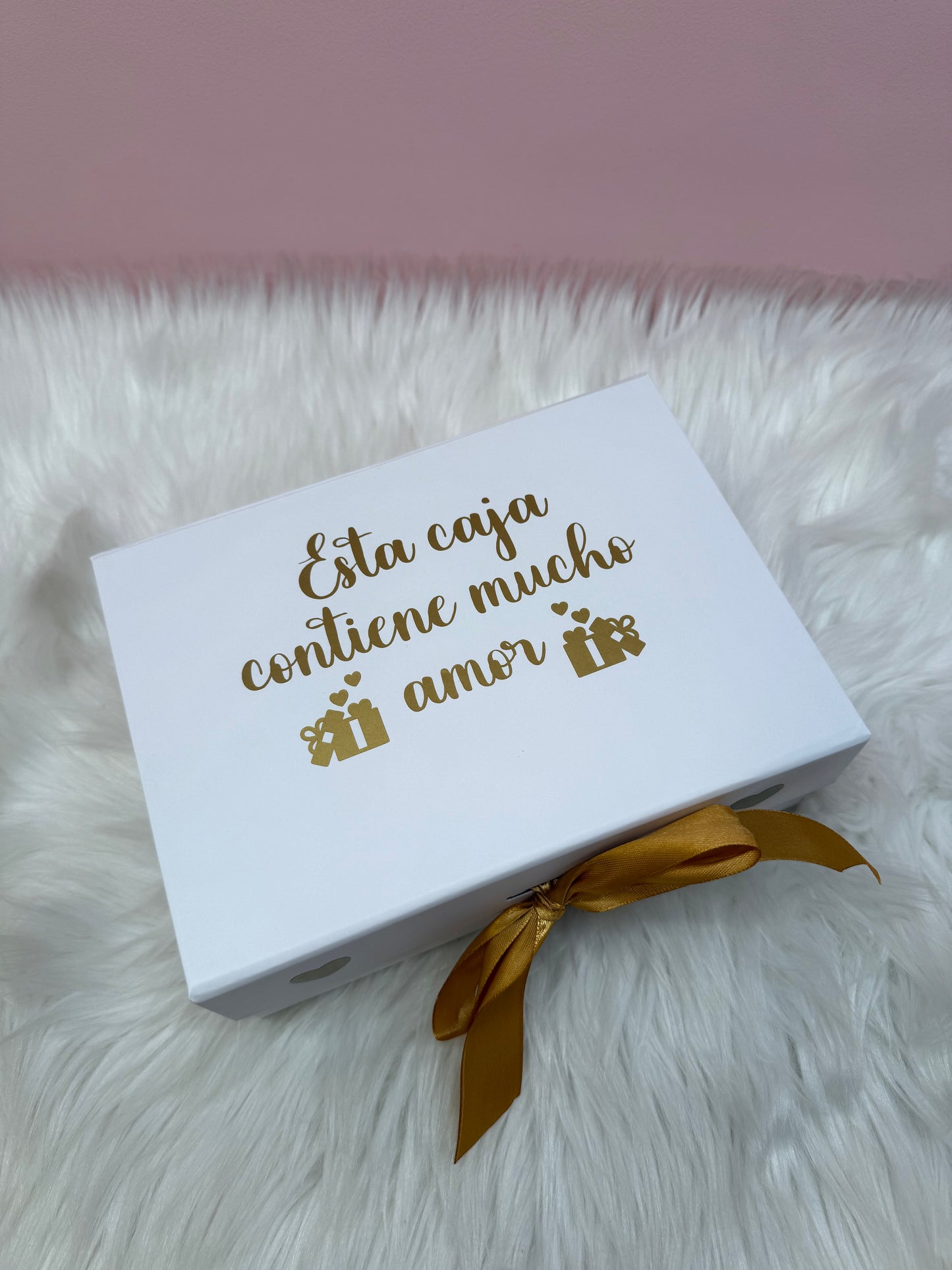Caja blanca magnetica personalizada con letras doradas, esta caja contiene mucho amor.
