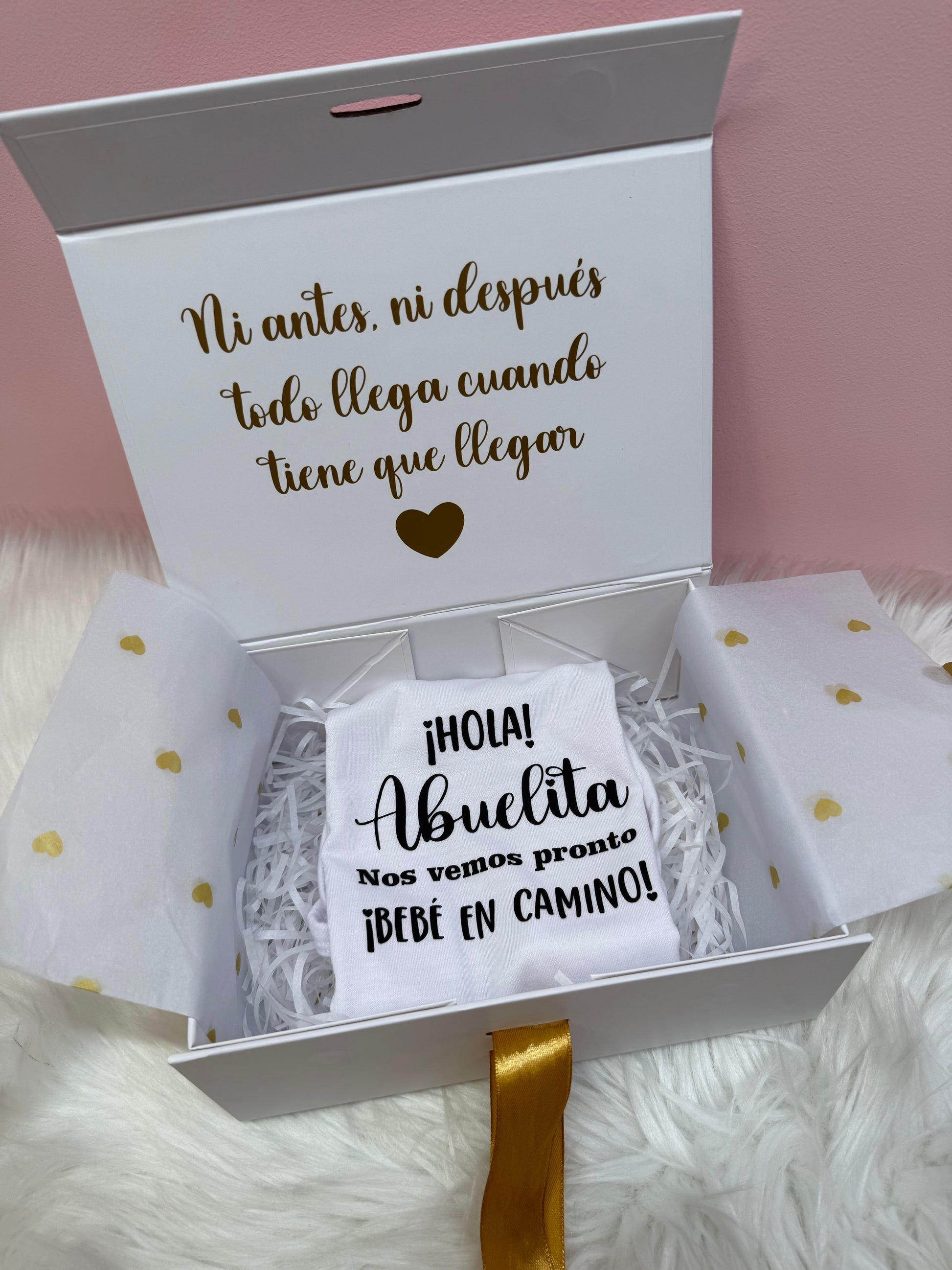 Caja blanca magnetica personalizada con body personalizado, Hola abuelita nos vemos pronto bebe en camino.