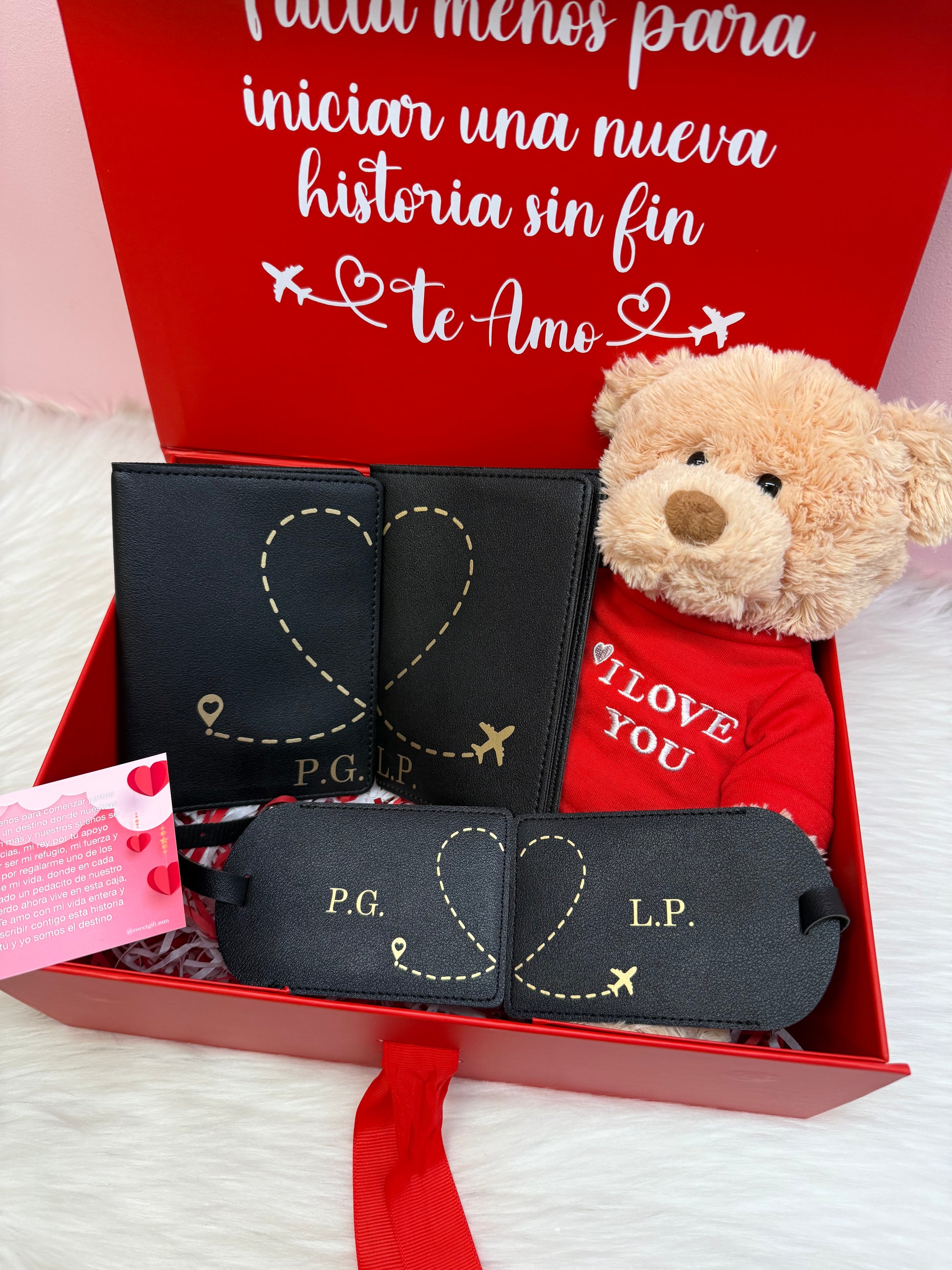 Caja personalizada para parejas viajeras, con portapasaporte y tag de maleta personalizados y oso de peluche i love you y dedicatoria
