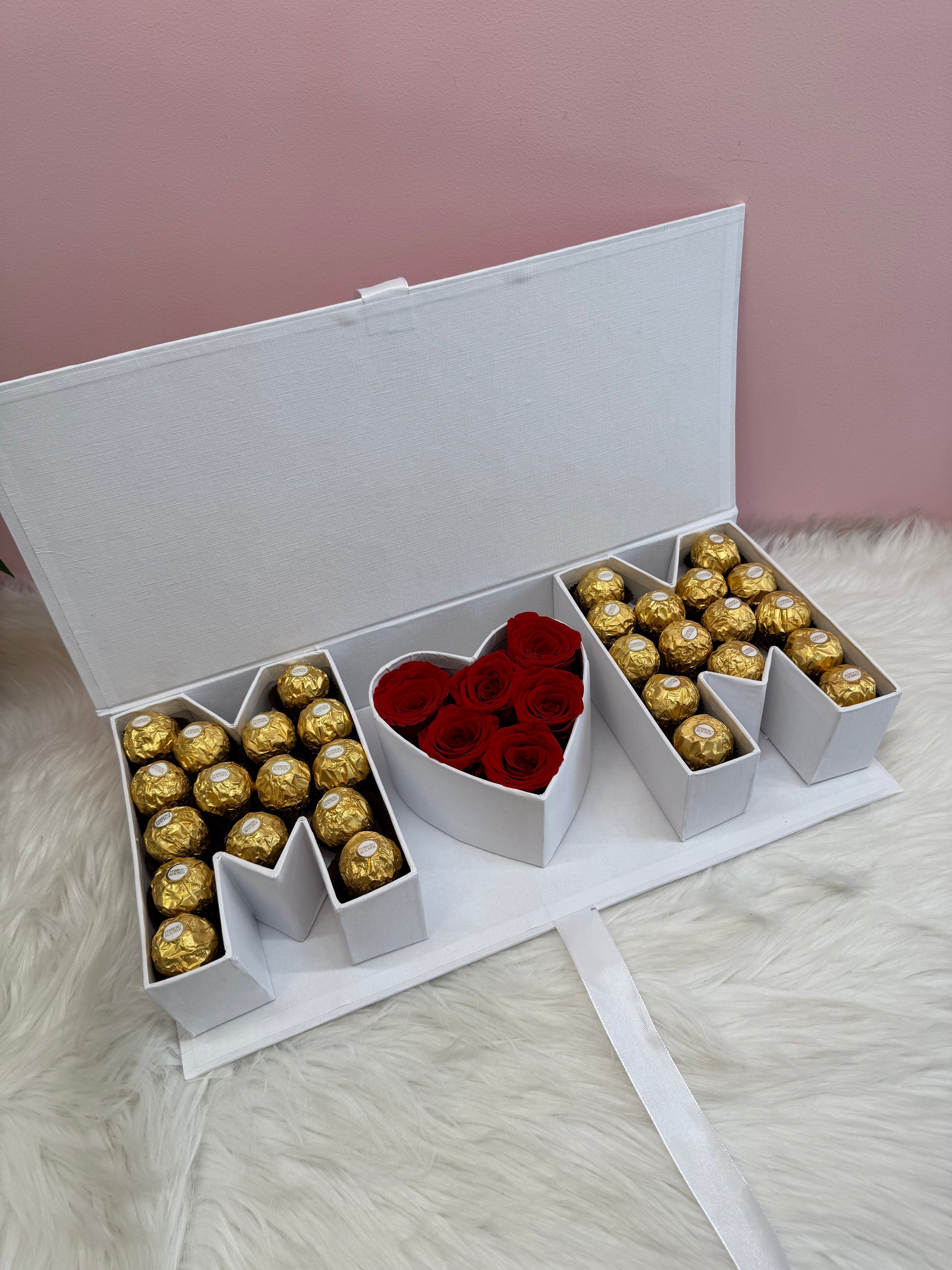 Caja cofre con corazon mom y rosas rojas preservadas