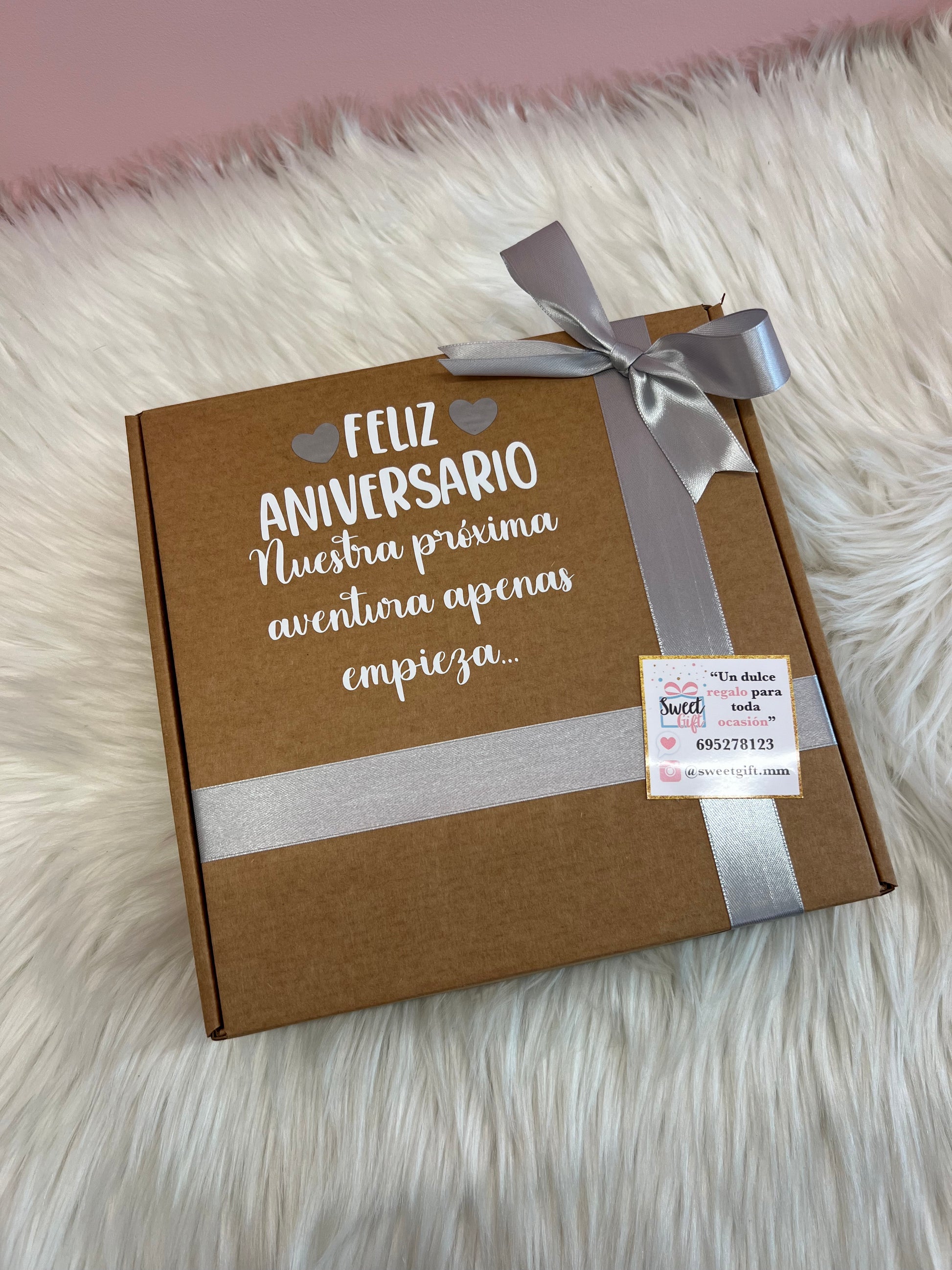 Caja personalizada, feliz aniversario, nuestra proxima aventura apenas empieza