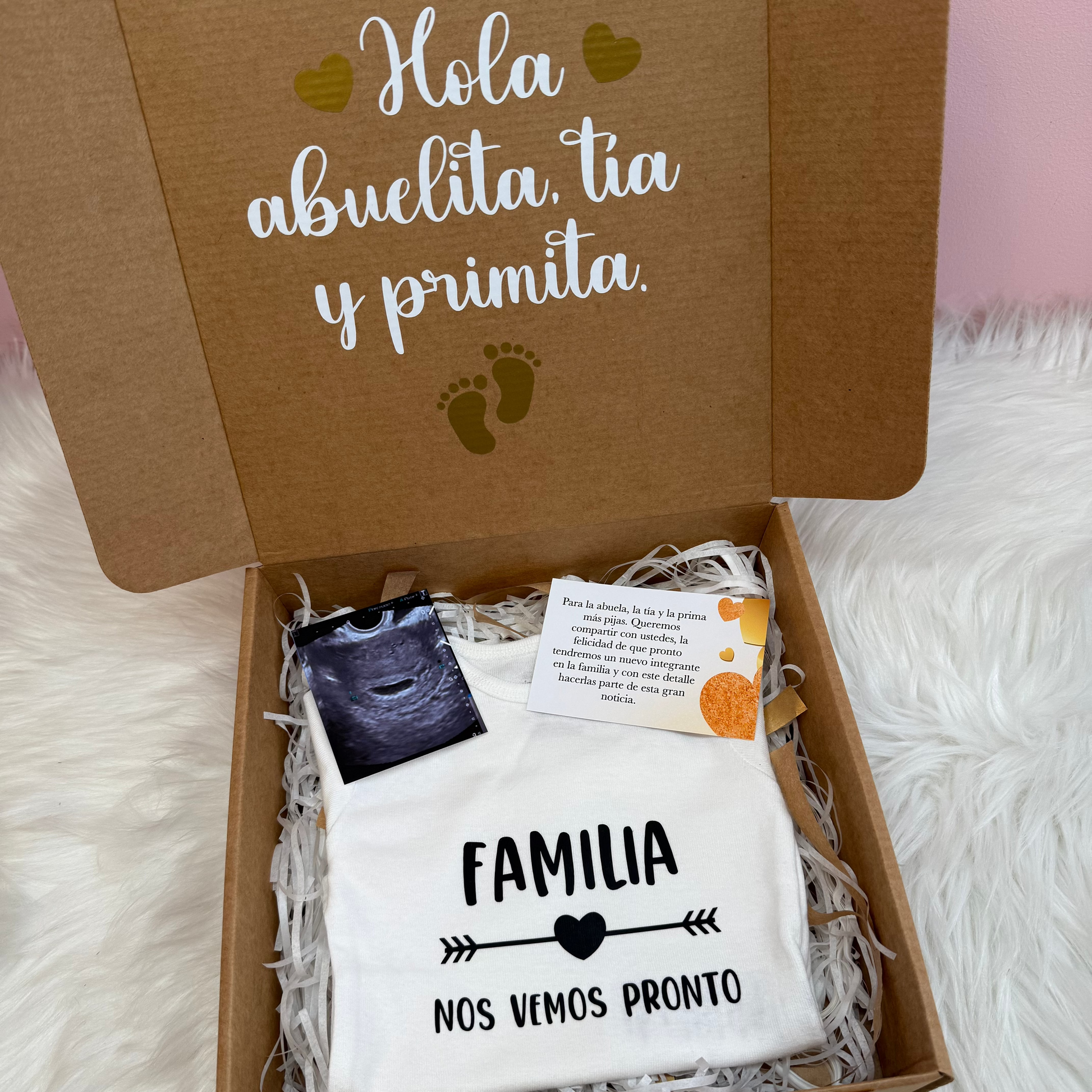 Caja y body de bebé personalizado para anunciar la llegada de un nuevo bebe, familia nos vemos pronto