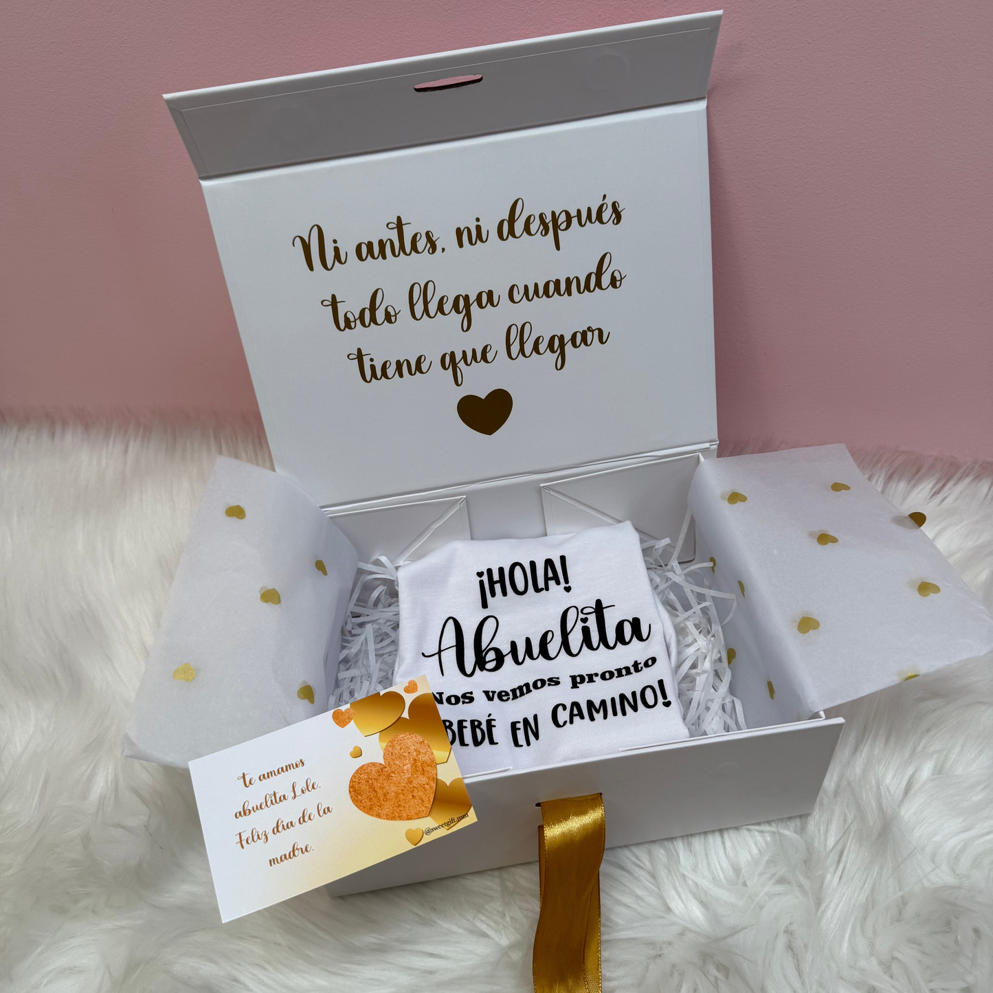 Caja y body de bebé personalizado para anunciar la llegada de un nuevo bebe