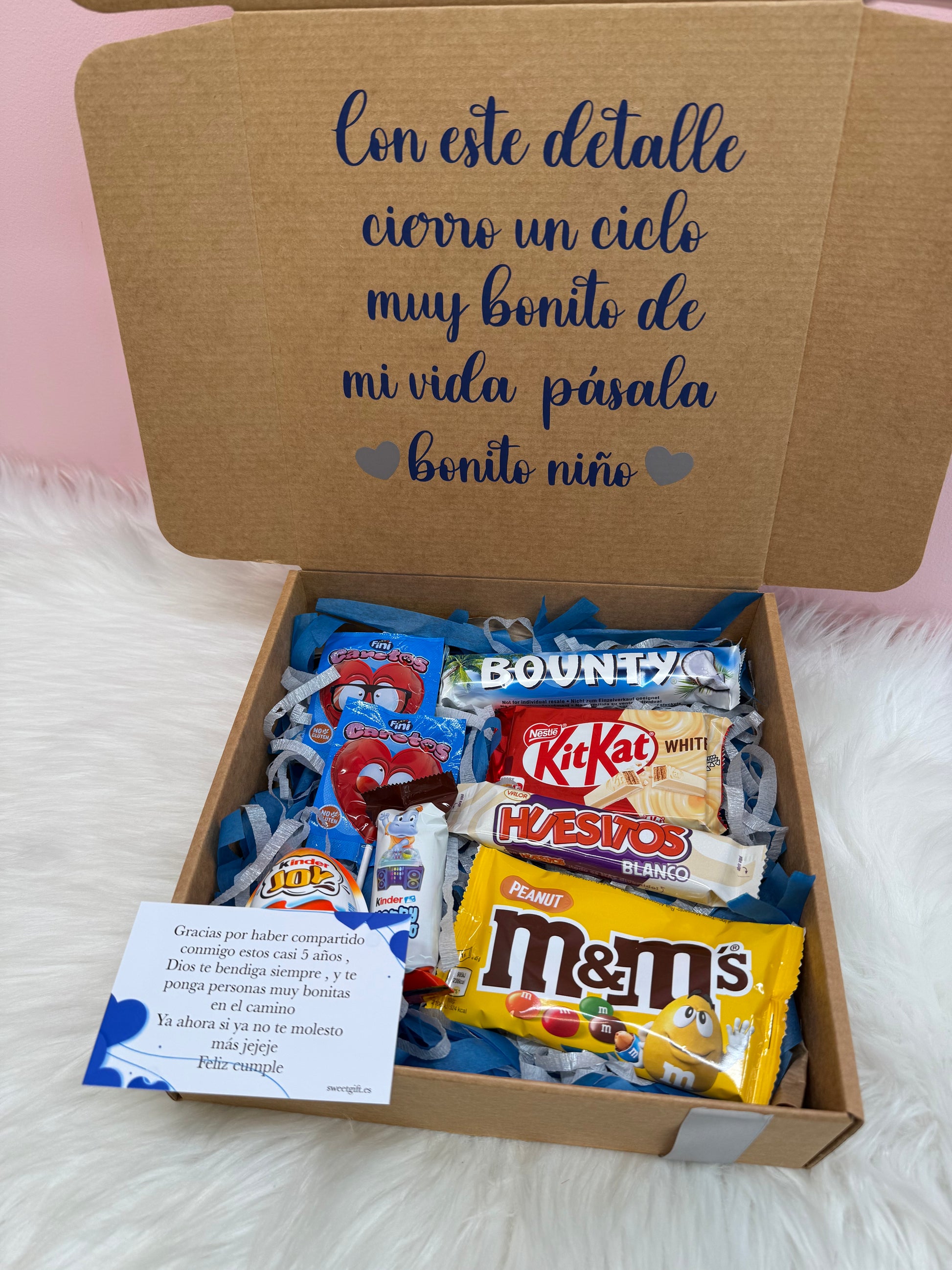 Caja personalizada de regalo con chuches y dedicatoria

