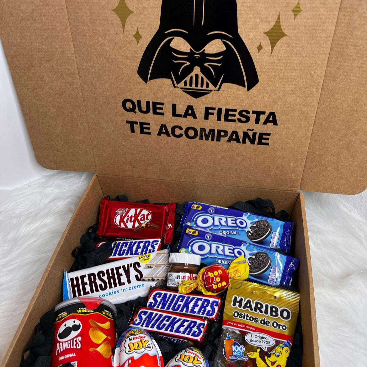 Caja personalizada con chuches, con decoracion star wars y dedicatoria