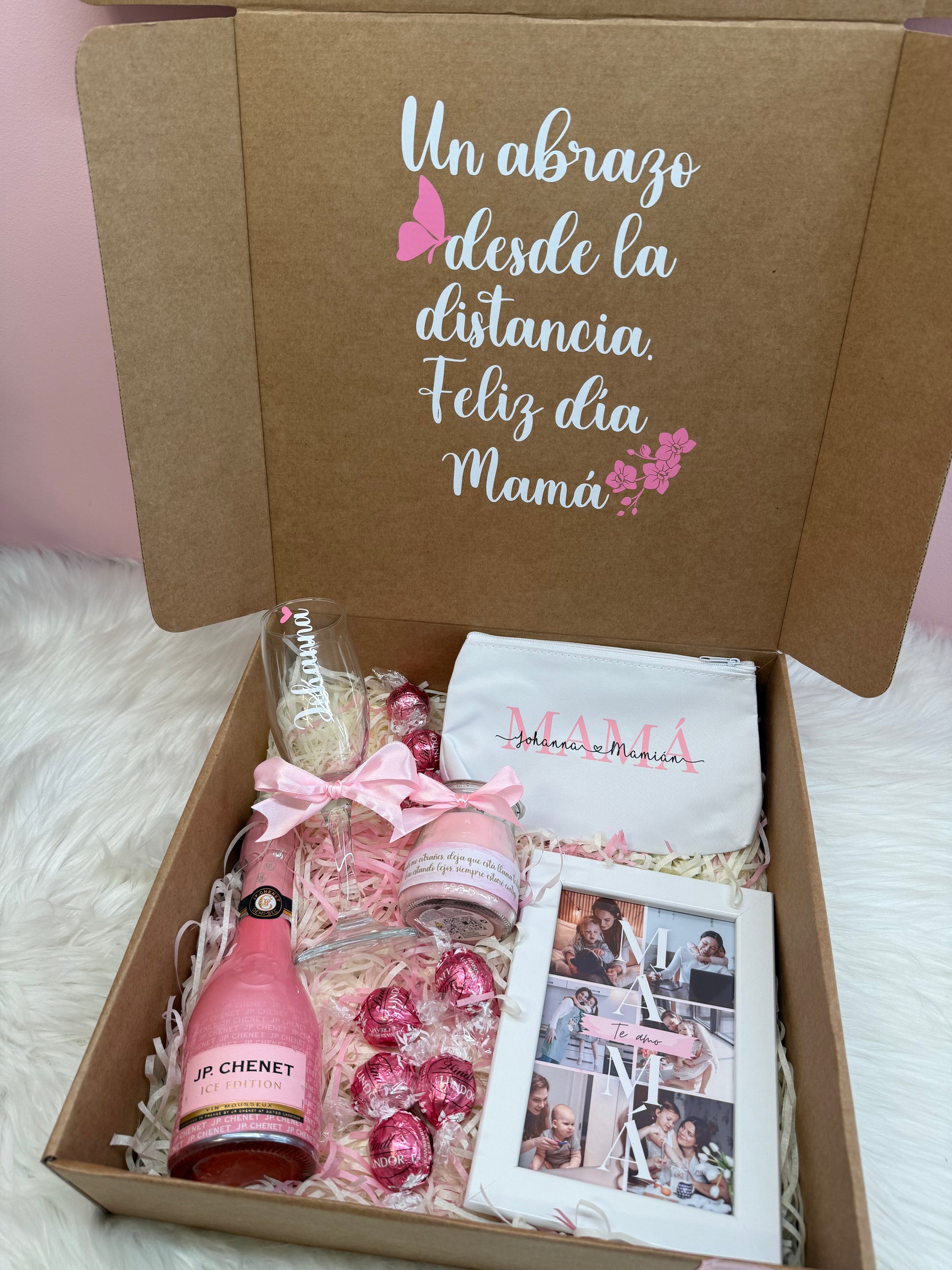 Detalle para mamá con copa, neceser, cuadro y vela aromática personalizada, chocolates y mini espumante.