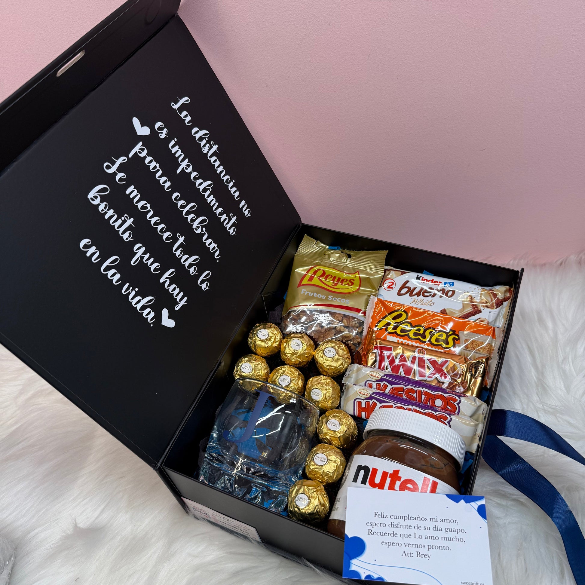 Caja personalizada con chocolates, frutos secos y vaso personalizado Sweet Gift