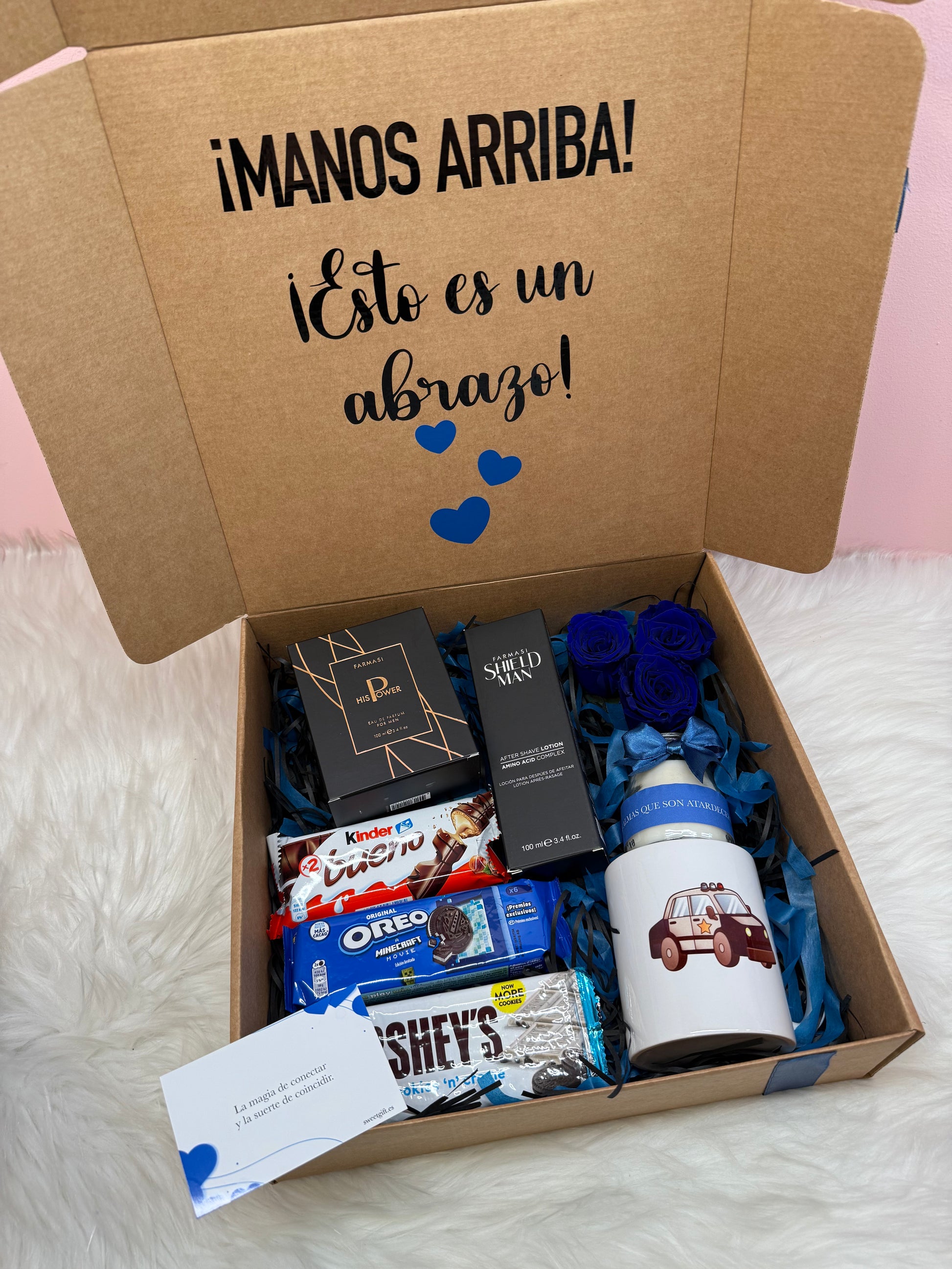 Caja de regalo personalizada para hombre, con perfume, locion after shave, chocolates, vela, taza y rosas azules preservadas.