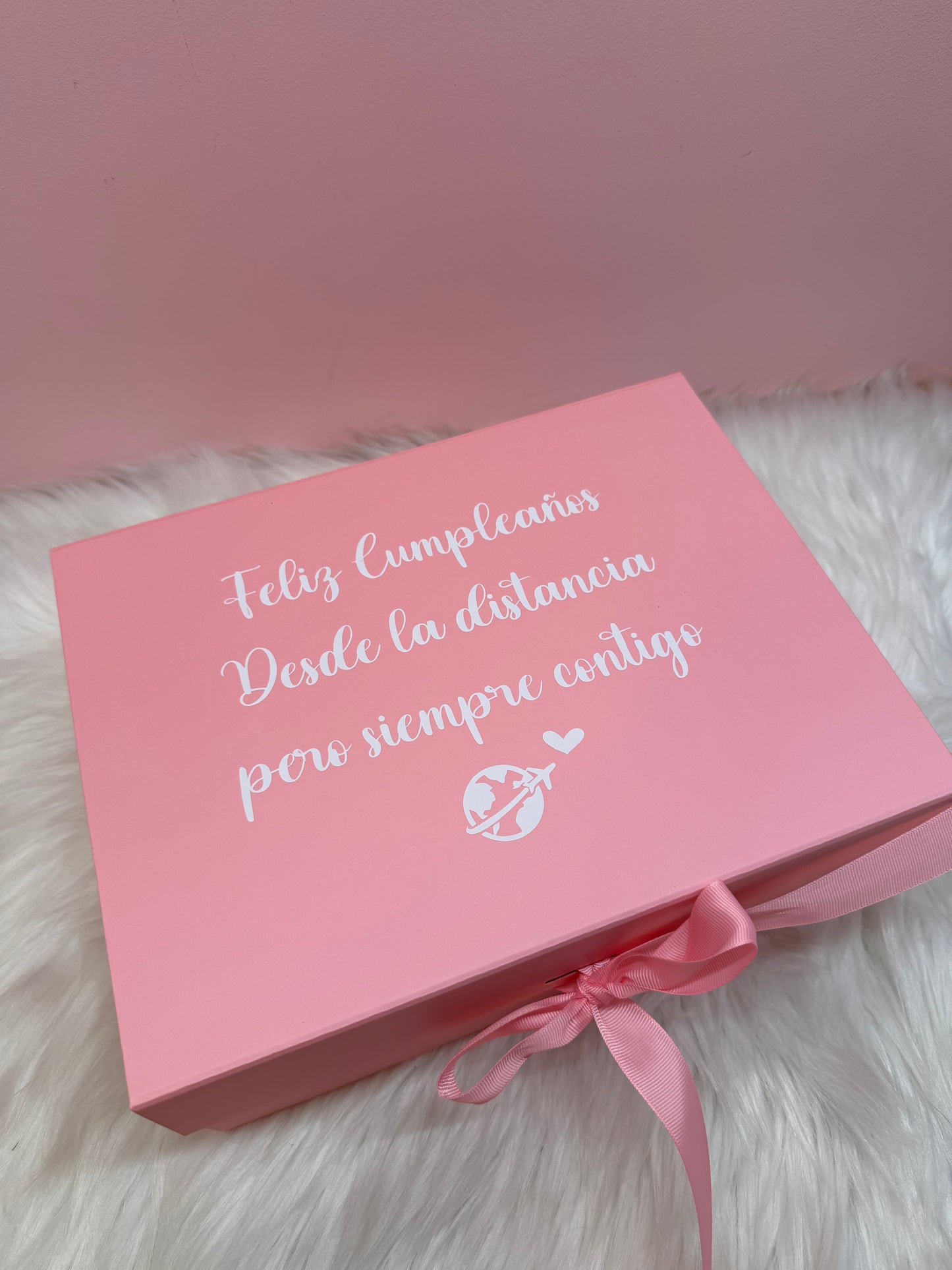 Caja rosa magnetica personalizada con letras blancas, feliz cumpleaños
