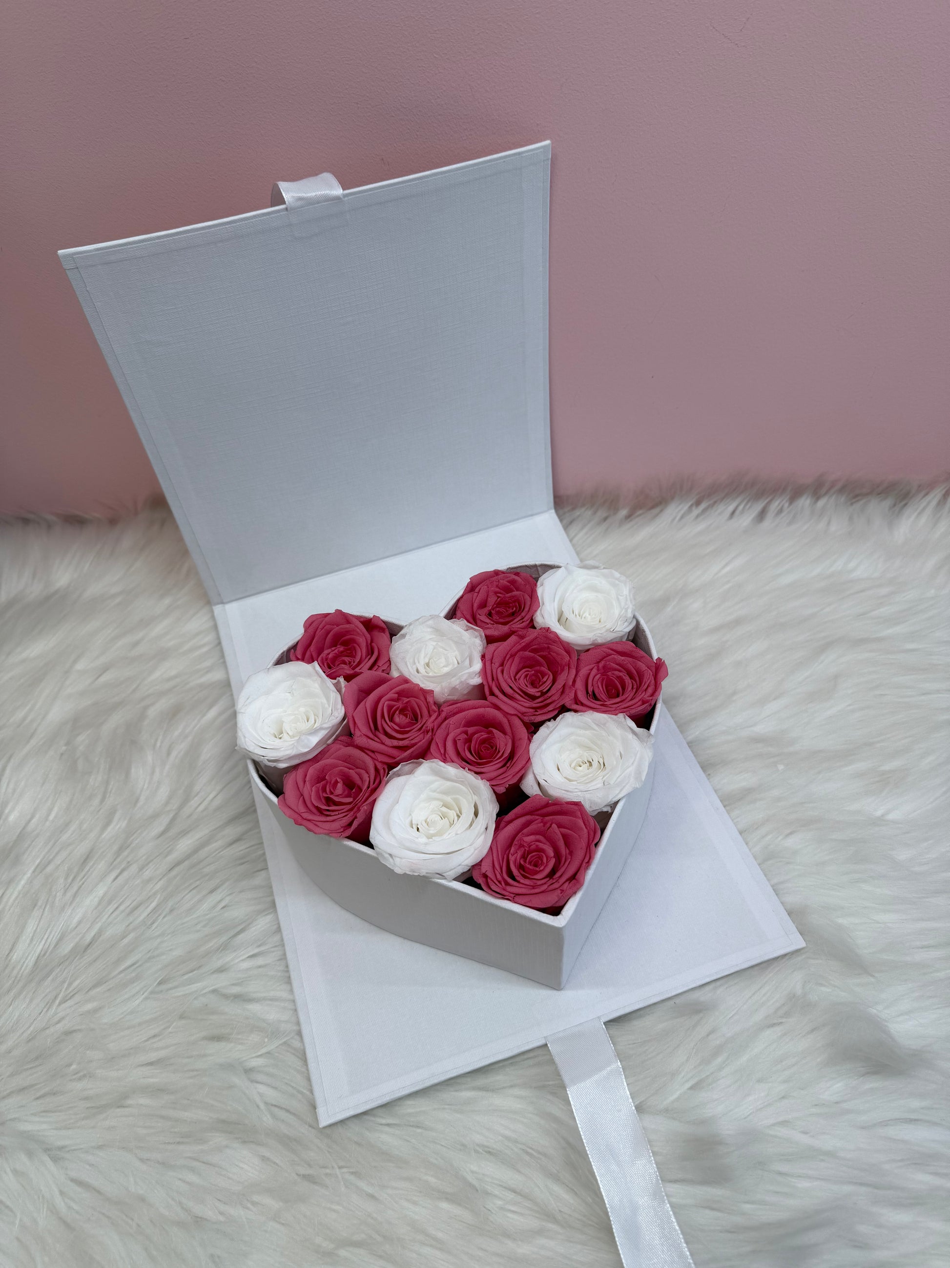 Caja cofre con corazon y rosas preservadas rosadas y blancas