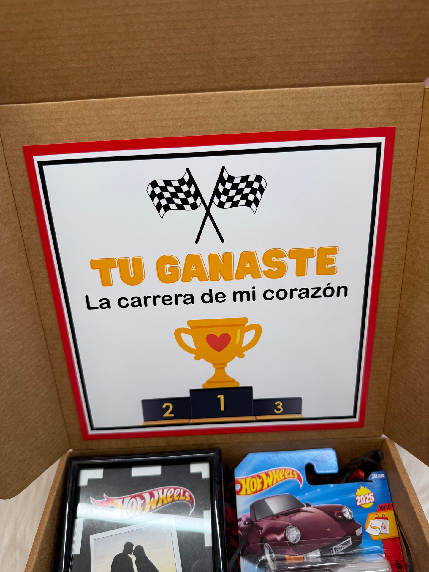 Caja sorpresa personalizada con coches Hot Wheels, cuadro, chocolates y tarjeta Sweet Gift