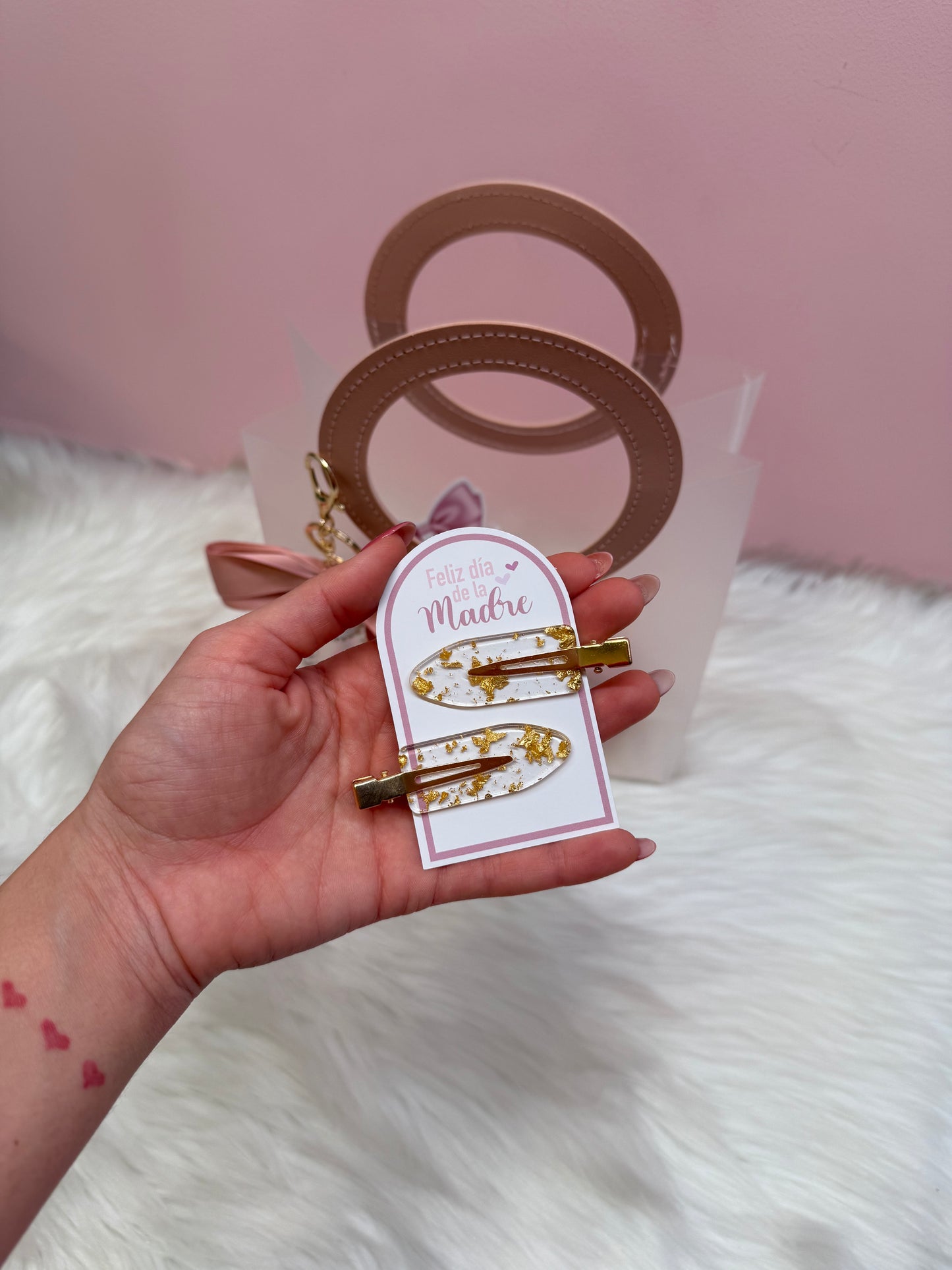 Clips para cabello en toques dorados con tarjeta personalizada para regalo