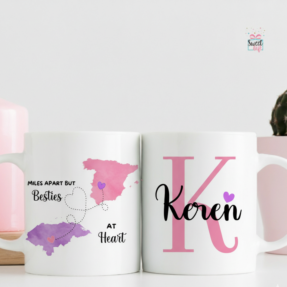 Taza personalizada con mapas de países y nombre, ideal para regalar a una amiga o ser querido a la distancia. Diseño Sweet Gift en tonos rosados y lilas.
